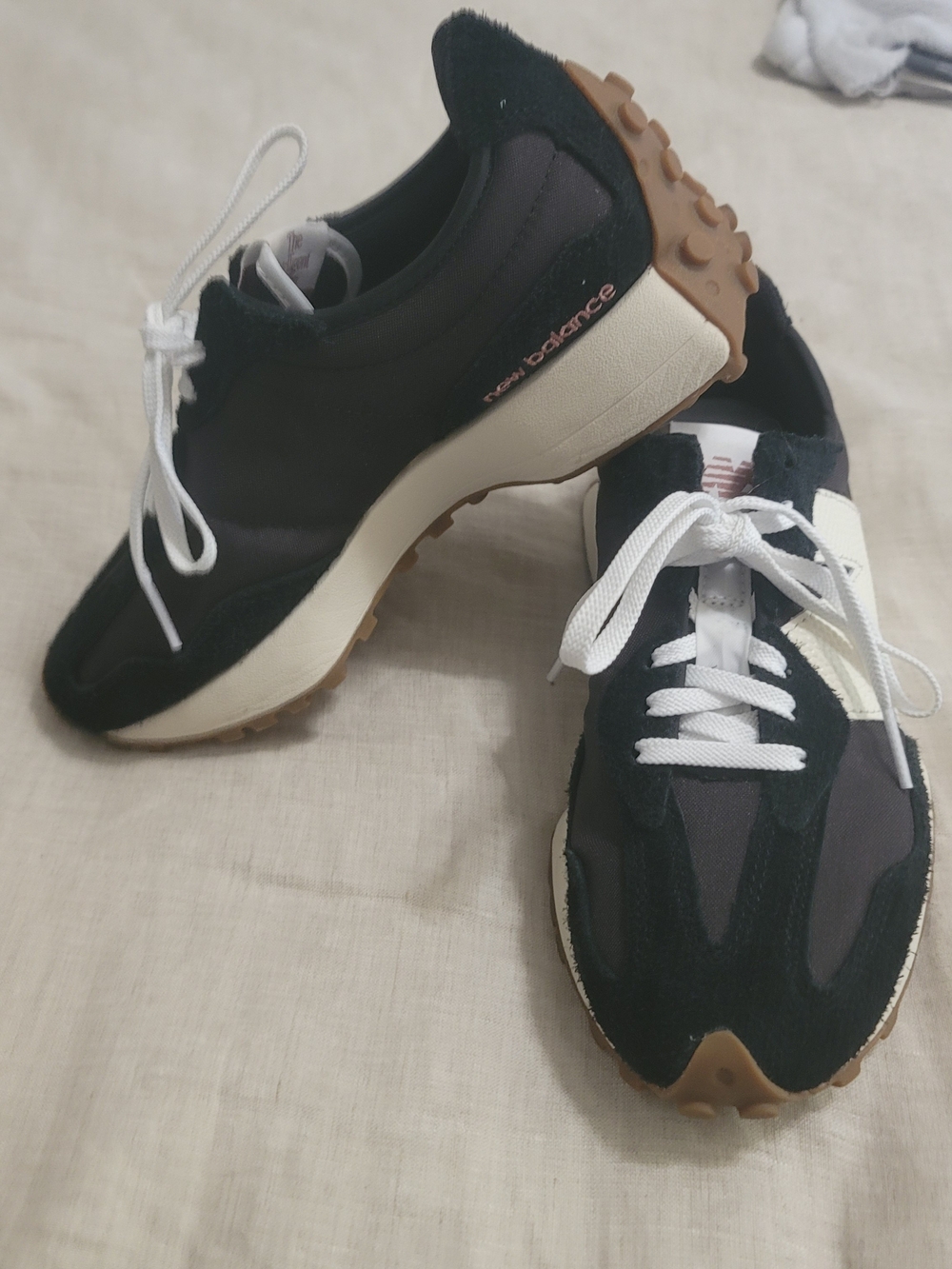 New Balance Men’s Black and White Retro Runner Sneakers Womans 327 - Picture 8 of 8